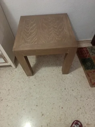 Mesa auxiliar de madera natural
