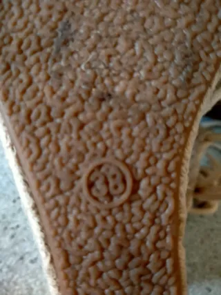 Sandalias beige de tiras anudadas