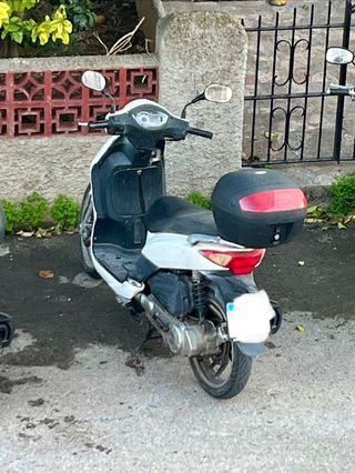 Moto Scooter 125cc SYM Symphony. Blanca .