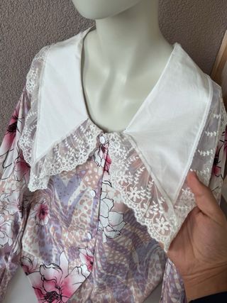 Camicia floreale con colletto bianco