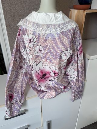 Camicia floreale con colletto bianco