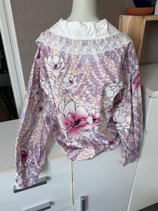 Camicia floreale con colletto bianco