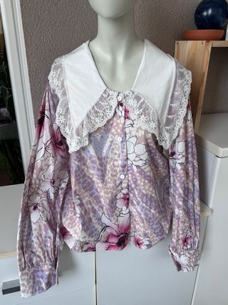 Camicia floreale con colletto bianco