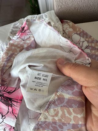 Camicia floreale con colletto bianco