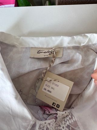 Camicia floreale con colletto bianco