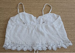 Top blanco bordado flores rojas