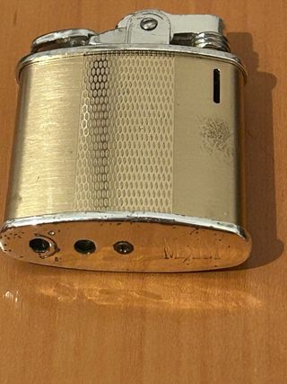 Mechero dorado con diseño grabado