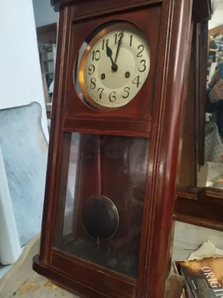 Orologio a pendolo vintage in legno