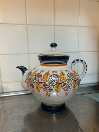 Aceitera de porcelana decorada.