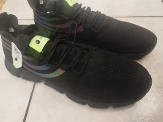 Scarpe da ginnastica nere e multicolore