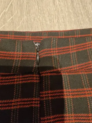 Falda de cuadros negra y roja