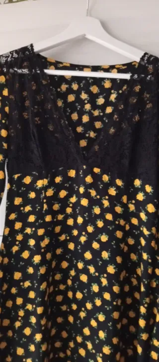 Vestido floral negro y amarillo