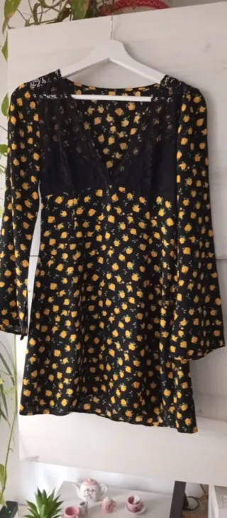 Vestido floral negro y amarillo