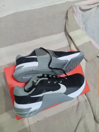 Zapatillas Nike Negras y Grises Nuevas