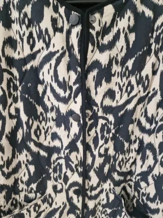 Cazadora acolchada Zara estampado