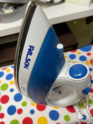 Plancha de ropa blanca y azul Palson