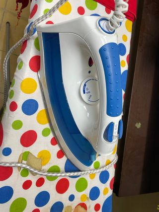 Plancha de ropa blanca y azul Palson