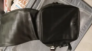 Bandolera de piel negra para hombre