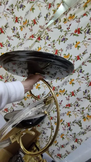 Lámpara de techo gris y dorada