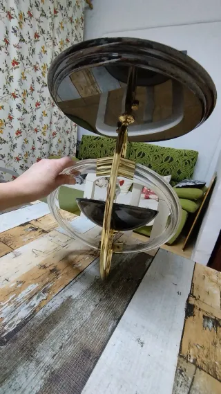 Lámpara de techo gris y dorada