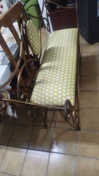 Banco de forja con cojín estampado recien tapizado