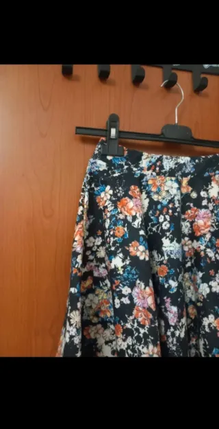 Gonna Bershka floreale nera multicolor