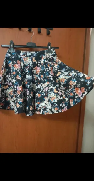 Gonna Bershka floreale nera multicolor