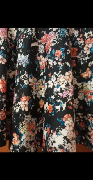 Gonna Bershka floreale nera multicolor