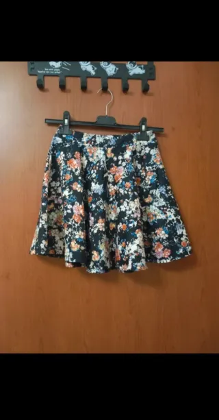 Gonna Bershka floreale nera multicolor