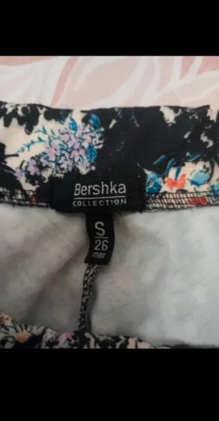 Gonna Bershka floreale nera multicolor