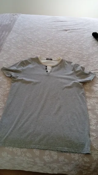 Camiseta gris con botones
