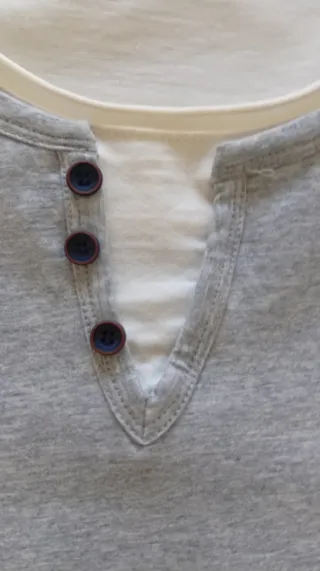 Camiseta gris con botones