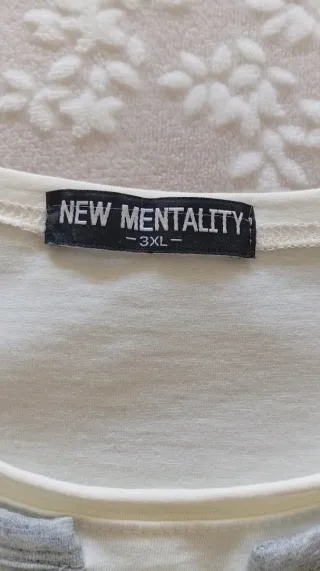 Camiseta gris con botones