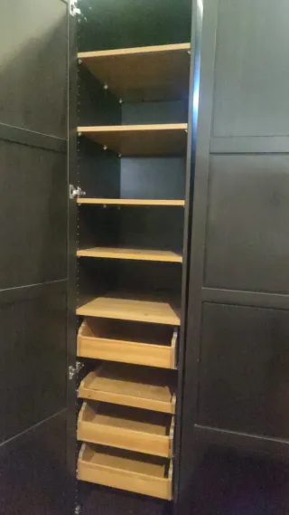 Armario negro con estantes y cajones