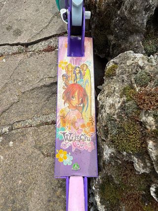 Patinete infantil morado con ruedas turquesa