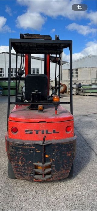 Carretilla elevadora eléctrica Still con volteador