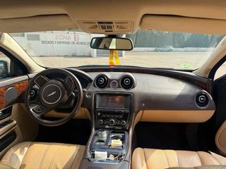 Jaguar XJ 5.0L V8 385 Premium Luxury SWB 4p 2010