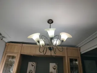 Lámpara de forja con tulipas de cristal