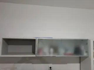 Mueble de salón blanco y plateado