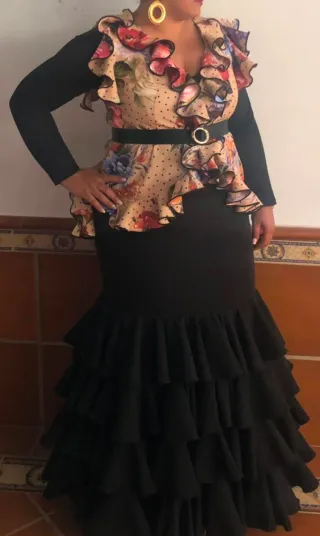 Traje de flamenca negro y chaqueta volantes