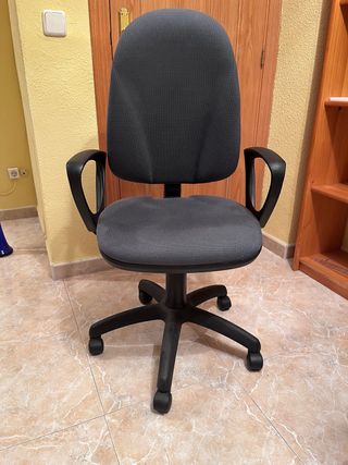 Silla de oficina ergonómica gris