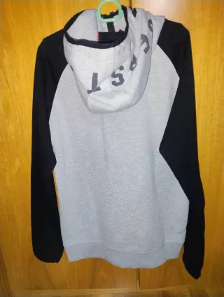 Sudadera con cremallera y capucha