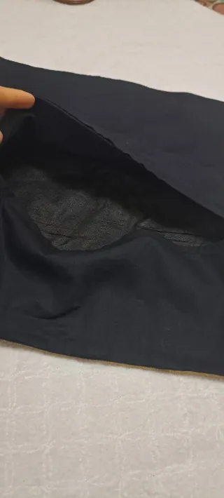 Bolso de piel marrón con hebillas plateadas