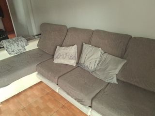 Sofá chaiselongue gris y blanco