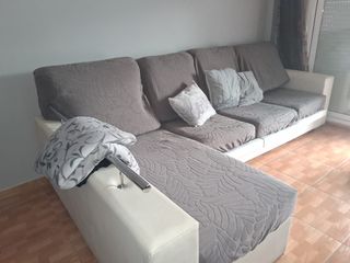 Sofá chaiselongue gris y blanco