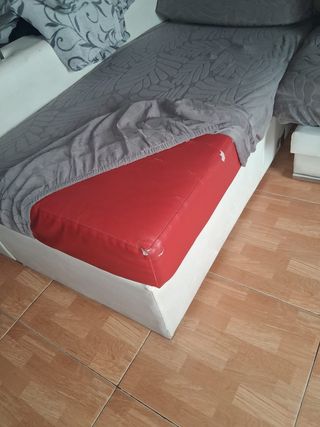 Sofá chaiselongue gris y blanco