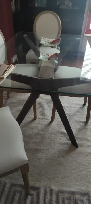 Mesa de cristal y madera