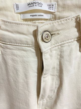 Vaqueros Mango beige desgastados