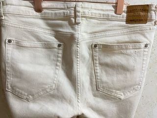 Vaqueros Mango beige desgastados