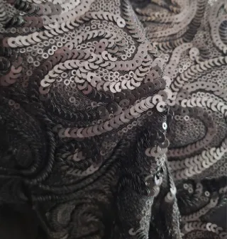 Elegante tubino nero con paillettes